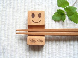 画像1: ロット10【廃盤セール】 ニコニコ　箸置き (1)