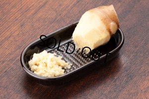 本品で生姜をおろすと生姜から出るひげが出にくく、ふわ〜りとした感じにおろすことができます。 （画像はアメ釉です）